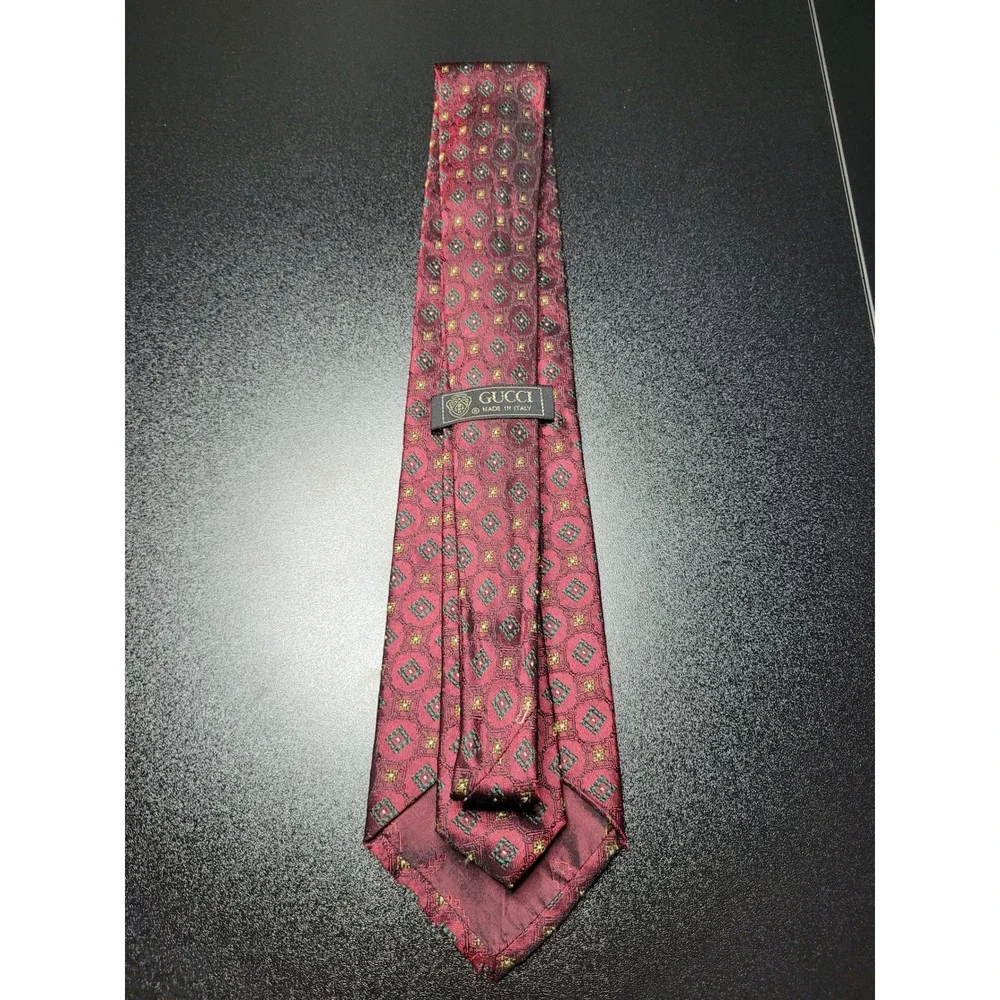 Gucci Men's Necktie Burgundy Geometric 100% Silk 3.75" x 58" Excellent - Picture 2 of 7
